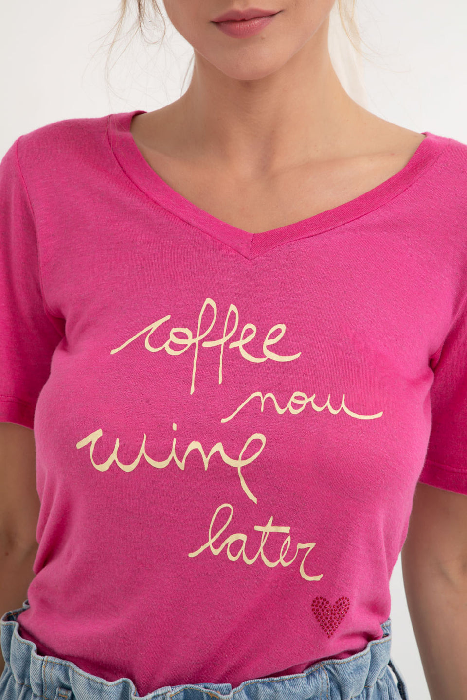 Camiseta Coffee Now Wine Later Rosa