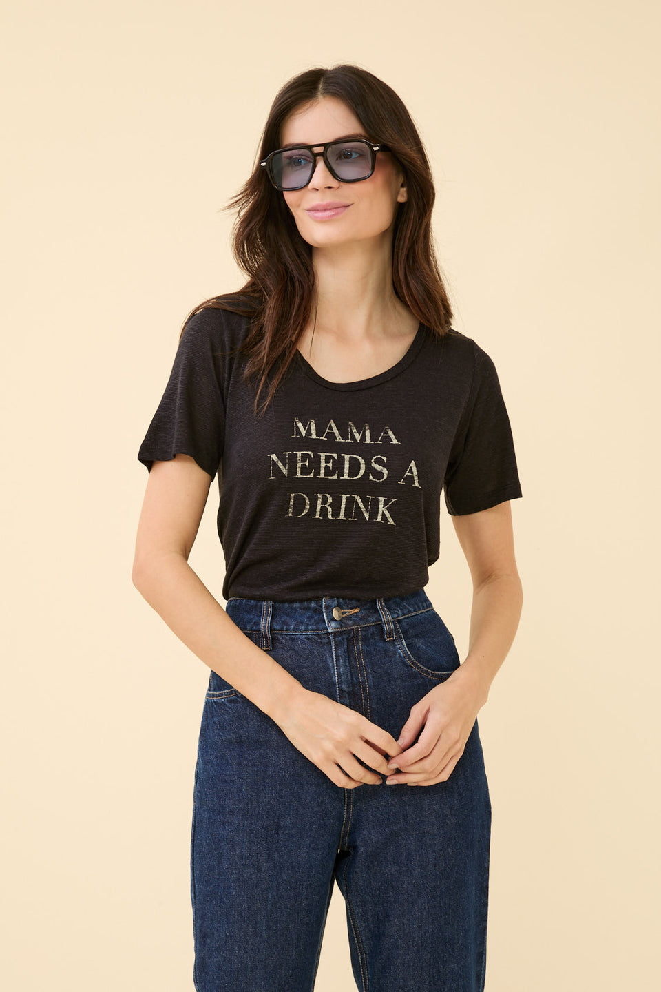 Camiseta Mama Needs a Drink