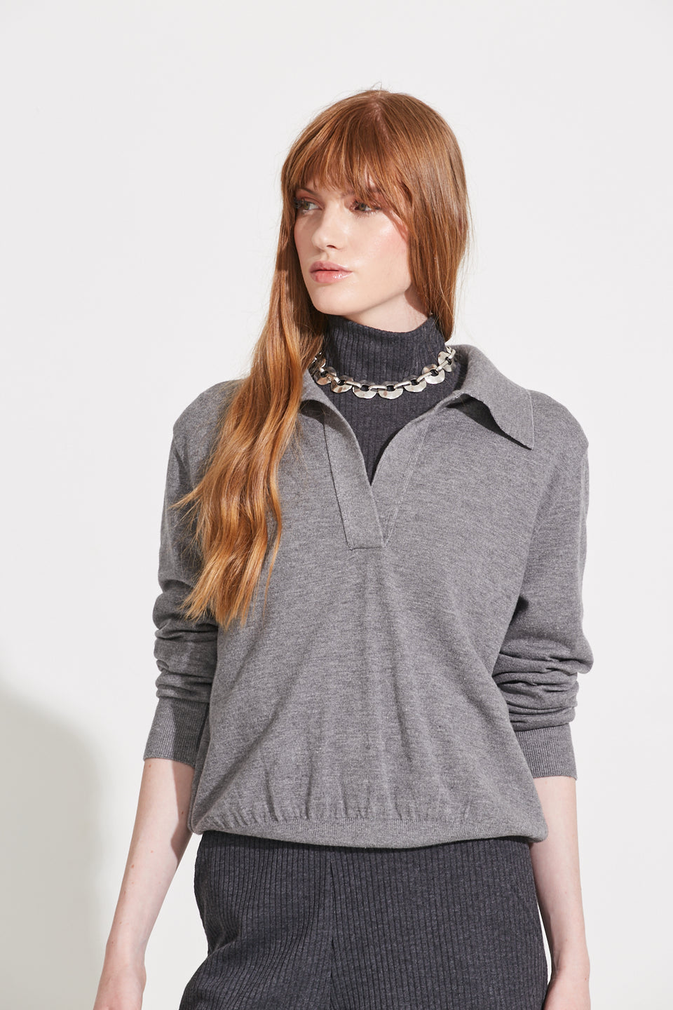 Modelo usando blusa polo Aimeé